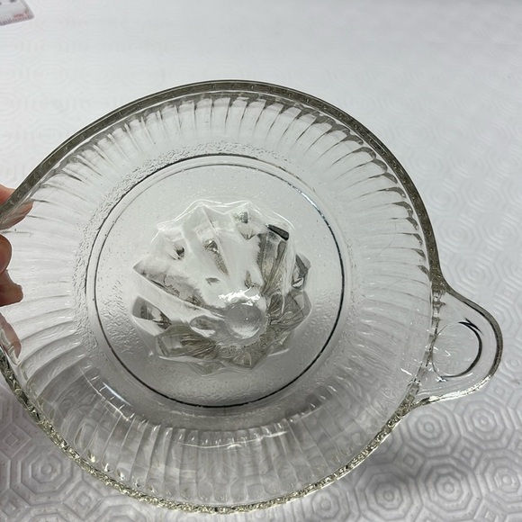 Vintage Clear Glass Citrus Juicer with Handle 6” Diameter - Picture 6 of 7